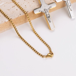 Collier chaîne box en acier inoxydable doré classique avec fermoir mousqueton, vue studio