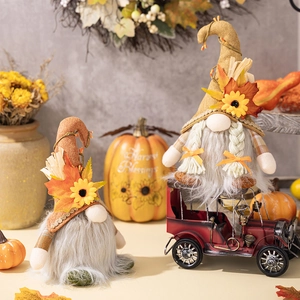 Detail von Herbstwichteln mit Sonnenblumen und Ahornblättern in Ernteszene