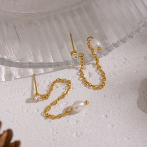 Minimalist gold chain tassel earrings with freshwater pearls and sparkling zircons