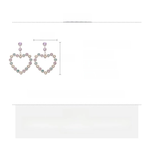 Détail de grandes boucles d'oreilles cœur évidé avec strass colorés et dimensions