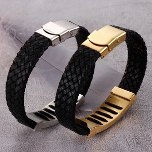 Detail von geflochtenen schwarzen Lederarmbändern mit poliertem Gold- und Silberverschluss