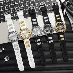 Cinq montres à quartz pour hommes avec grand cadran et bracelets en silicone