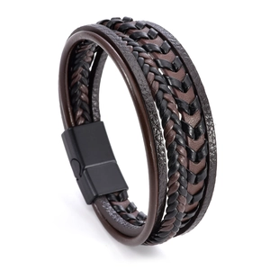 Mehrlagiges geflochtenes Lederarmband für Herren mit schwarzem Magnetverschluss in Braun