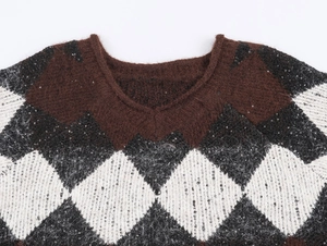 Nahaufnahme vom Rauten-Strickpullover mit flauschiger Textur und feinen Pailletten
