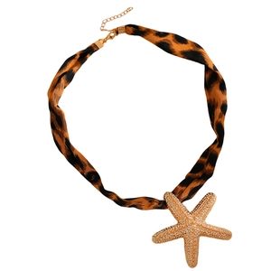 Detailansicht eines Kropfbandes mit Leopardenmuster und goldenem Seestern-Anhänger