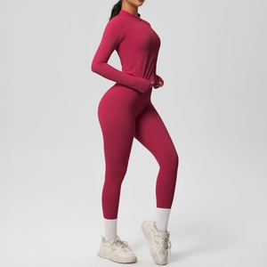 Détail de l'ensemble de yoga magenta cintré avec haut zippé et legging taille haute