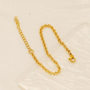 Detail of 18K gold plated stainless steel O-chain with lobster clasp and extender