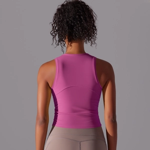 Détail du débardeur de yoga dos nageur et legging de fitness à taille haute sculptant