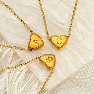 Collier avec pendentif cœur en acier titane doré et initiales gravées sur pierre