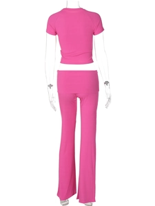 Dettaglio del completo rosa con crop top a costine e pantaloni a gamba larga da dietro