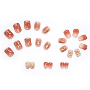 Faux ongles dégradé coucher de soleil avec fleurs 3D et feuilles d'or sur fond blanc