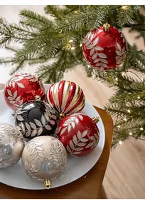 Dettaglio di palline di Natale da 8 cm con motivi a foglia d'argento e glitter su un vassoio
