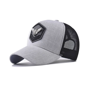 Gorra trucker clásica en gris y negro con emblema de águila y malla transpirable