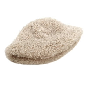 Gros plan sur la texture en laine d'agneau beige de ce chapeau bob d'hiver chaud
