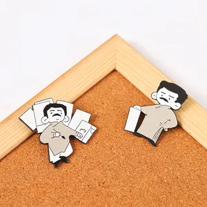 Set di spille Lu Xun in smalto metallico con citazioni famose su sfondo in legno e sughero