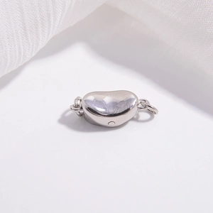 Fermoir coeur poli en argent sterling S925 pour colliers et bracelets sur fond blanc