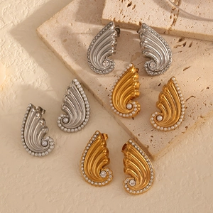 Luxe wing-shaped titanium earrings with pearls and diamonds in gold and silver finish