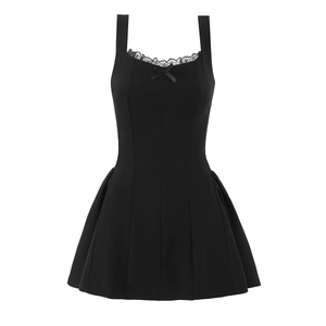 Elegantes schwarzes Minikleid mit Spitze und Schleife für einen schicken Look
