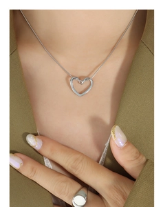 Dettaglio della collana con ciondolo a cuore in argento su catena a serpente sul modello