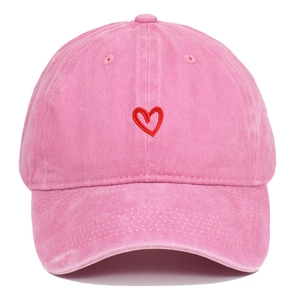 Berretto da baseball in cotone lavato rosa con piccolo ricamo a cuore rosso sul davanti