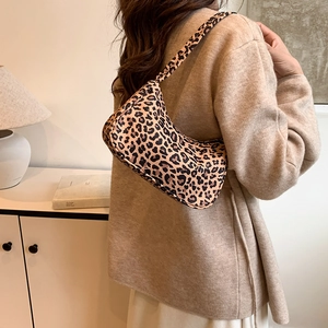 Sac à bandoulière rétro français en toile avec imprimé léopard pour femme en décor moderne