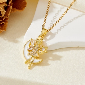 Élégant collier pendentif lune fée dorée avec zircons blancs sur fond texturé