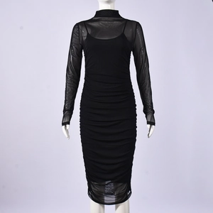 Vue détaillée d'une robe noire à manches longues en maille avec texture froncée sur mannequin