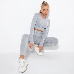 Detail von nahtlosem Yoga-Set in Acid-Wash-Optik mit langärmeligem Crop-Top und Leggings