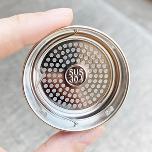 Vue macro du filtre à thé en acier inoxydable SUS 304 pour bouteilles isothermes