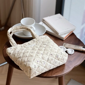 Sac fourre-tout matelassé en velours côtelé à fleurs avec rembourrage doux en crème