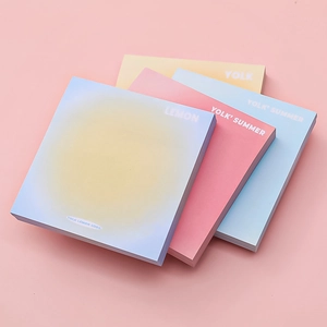 Foglietti adesivi sfumati nei colori pastello blu rosa e giallo su fondo rosa