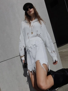 Ensemble pull à capuche blanc effet vieilli avec déchirures et jupe longue stylée