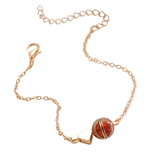 Vue détaillée du pendentif cœur doré et charm basket pailleté sur une chaîne fine