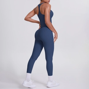 Détail de l'ensemble de yoga bleu marine avec débardeur dos nageur et legging