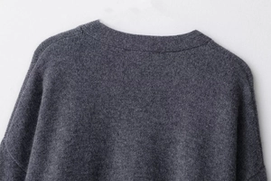 Détail de la veste en laine grise montrant les coutures soignées du col et des épaules