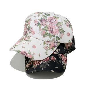 Cappellini da baseball floreali da donna in nero e bianco con motivi di rose