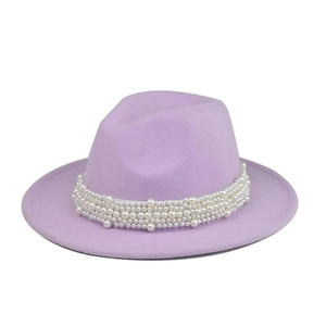 Vista de detalle del sombrero de lana lavanda con banda de cuatro capas de perlas