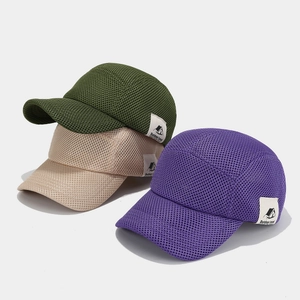 Tre cappellini da baseball in rete traspirante verde militare, beige e viola per esterni