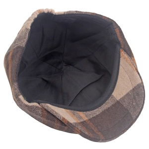 Détail de la casquette rétro à carreaux avec doublure chaude et texture laine