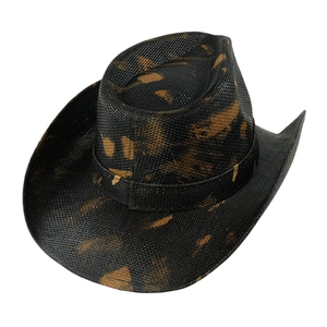 Dettaglio cappello da cowboy con trama intrecciata nera e motivo tie-dye leopardato marrone