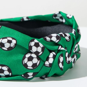 Detail eines grünen verknoteten Stirnbands mit Fußballprint und hochwertiger Textur