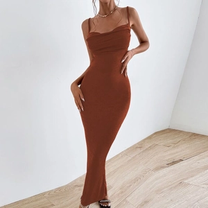 Détail de la robe longue marron avec col bénitier et texture de maille élastique fine