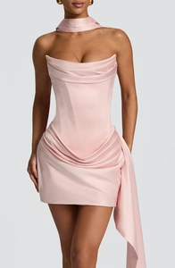 Détail de la robe moulante en satin rose avec texture plissée et tour de cou assorti