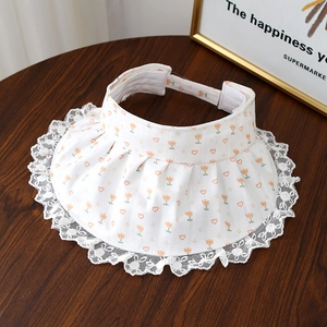 Détail d'un chapeau de soleil pour bébé fille avec dentelle et motif tulipe sur bois