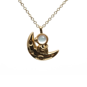 Goldene Halskette mit Mond und Astronauten Anhänger und schillerndem Kristall