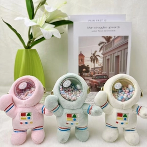 Drie pluche astronautenhangers in roze, groen en wit met gekleurde kralen in de helmen