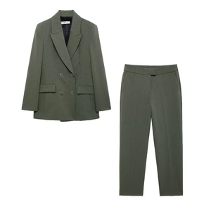 Ensemble blazer croisé et pantalon vert armée à plat sur un fond blanc neutre