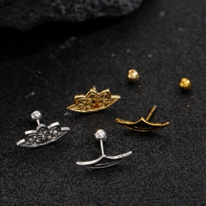 Macro di orecchini gotici a forma di loto e mezzaluna con finitura in oro e argento