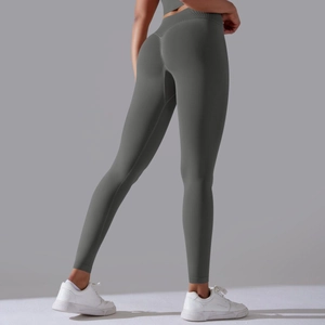 Makro-Detail der nahtlosen dunkelgrauen Yoga-Leggings mit High Waist und Scrunch-Po-Effekt