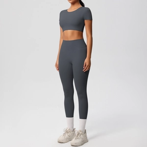 Détail d'un ensemble de yoga gris foncé avec legging taille haute et haut court stretch